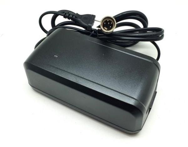 GIANT Ladeger&auml;t 36V 4A XLR 5-polig / UART (544M36V4A-01V) E-Bike Akku