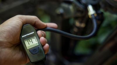 Bontrager Pumpe Bontrager D&auml;mpferpumpe mit Digitalanzeige Bl Produktbild 2