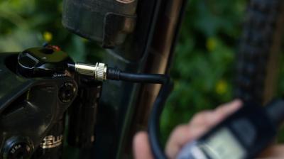 Bontrager Pumpe Bontrager D&auml;mpferpumpe mit Digitalanzeige Bl Produktbild 3